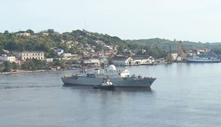 Ruski špijunski brod plovi blizu američke obale, ne odgovara na pozive brodova